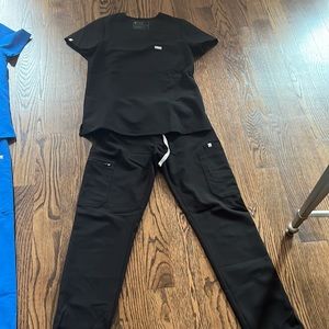 Like new Figs brand scrub set